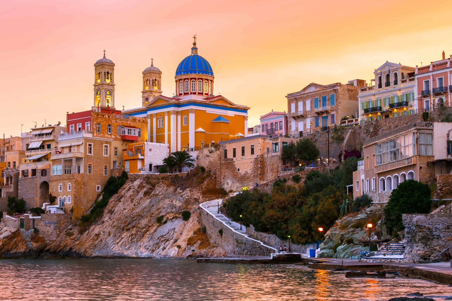 Η αρχοντική Ερμούπολη της Σύρου στο ηλιοβασίλεμα, με τον ναό του Αγίου Νικολάου — το νησί που φιλοξενεί το Animasyros 2025