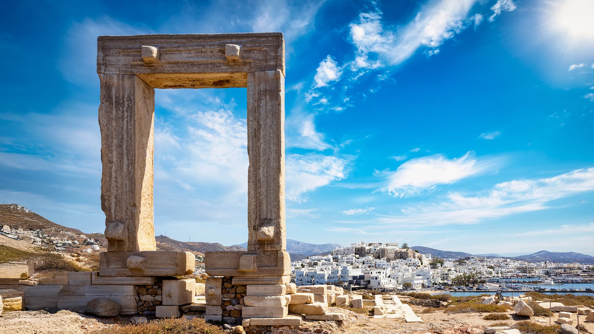 Mediodía en la Potara de Naxos, una antigua ruina que se asemeja a una puerta.