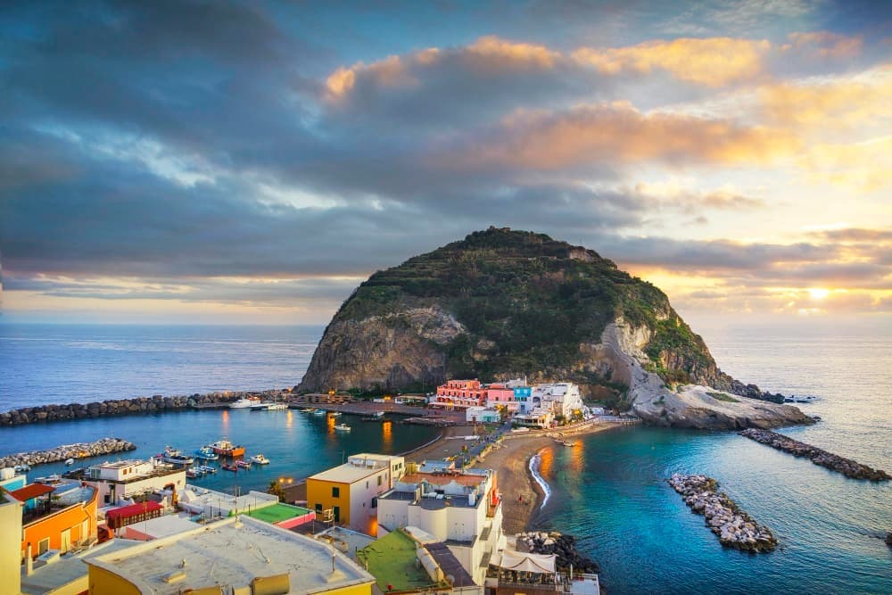 Pittoresco borgo marinaro di Sant'Angelo, a Ischia
