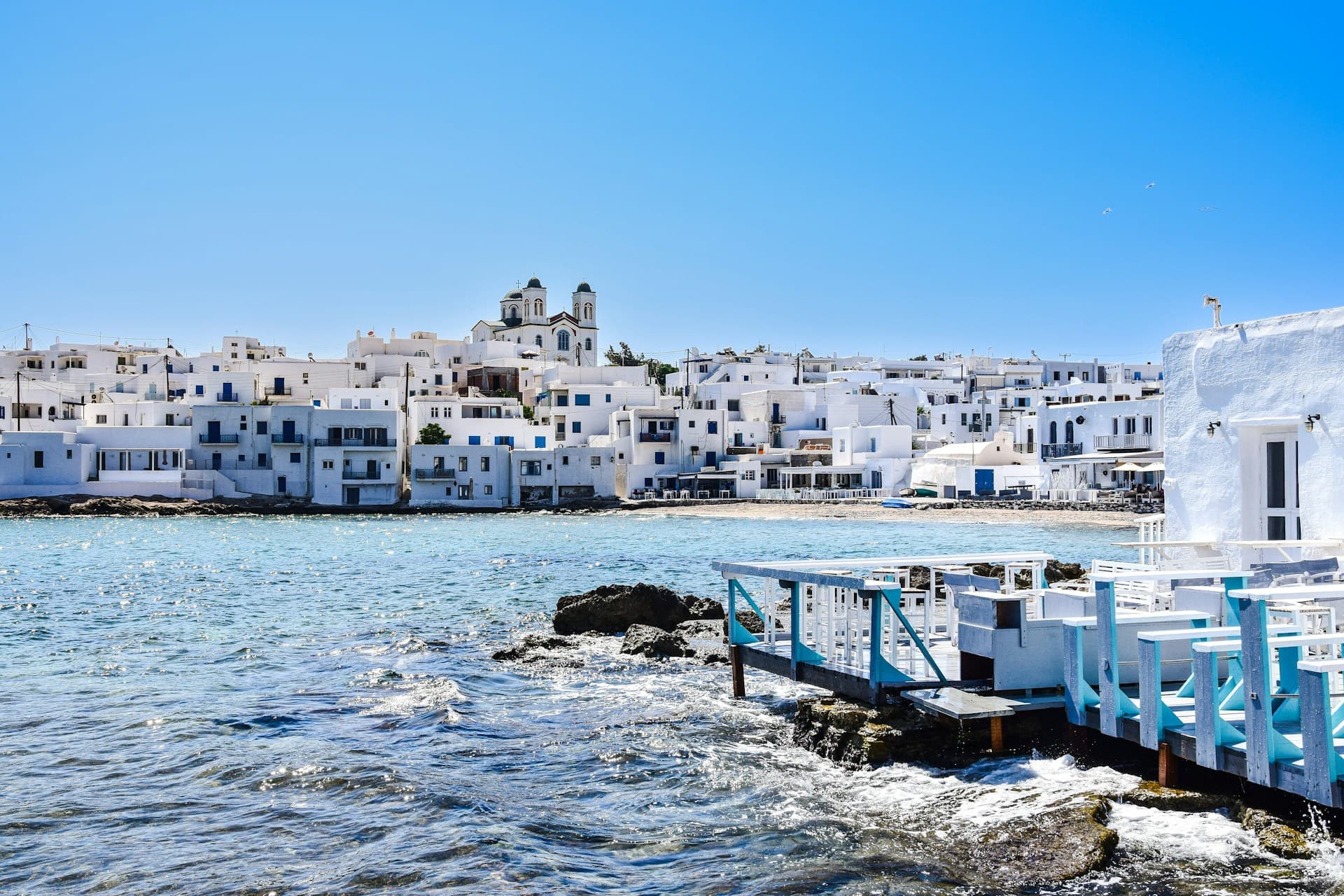 Λευκά σπίτια στο λιμάνι της Πάρου.