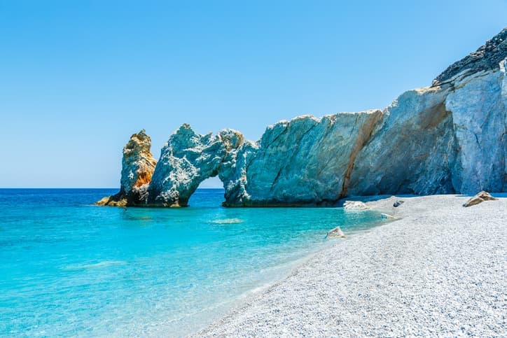 Spiaggia di Lalaria a Skiathos con arco di roccia bianca e mare turchese