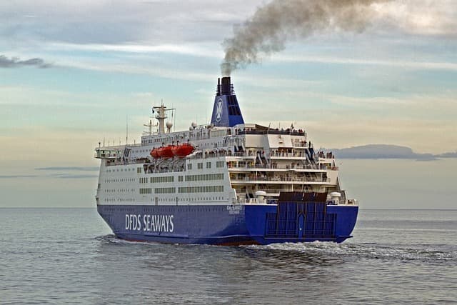 Große DFDS Seaways Fähre auf offener See