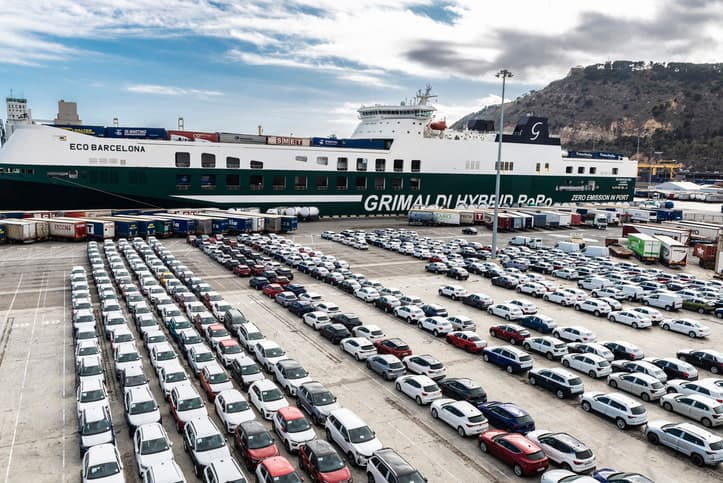 Grimaldi Lines lastfartyg ligger förtöjt i Barcelonas hamn