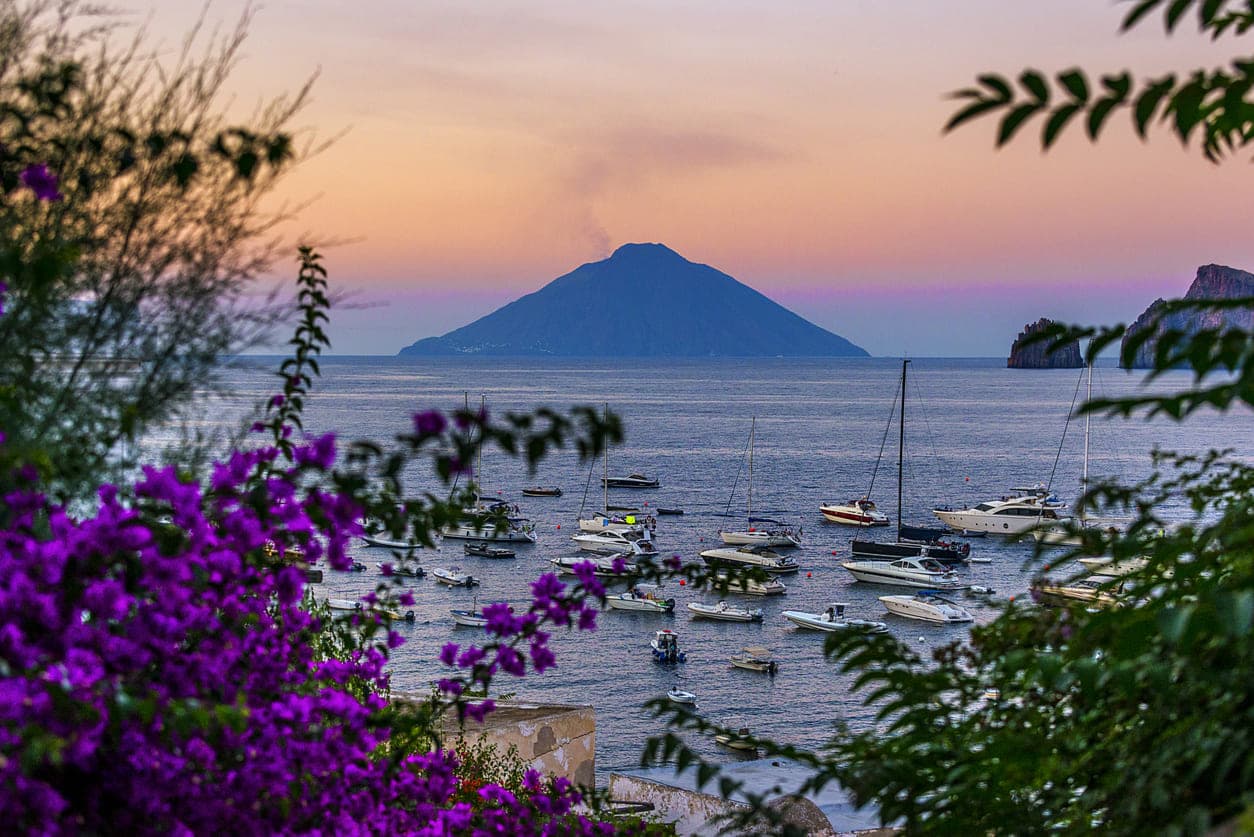 Vue du volcan actif de l'île de Stromboli.