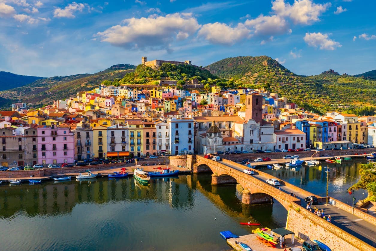 La vieille ville colorée de Bosa, en Sardaigne, avec le pont sur le Temo et le château Malaspina en arrière-plan.