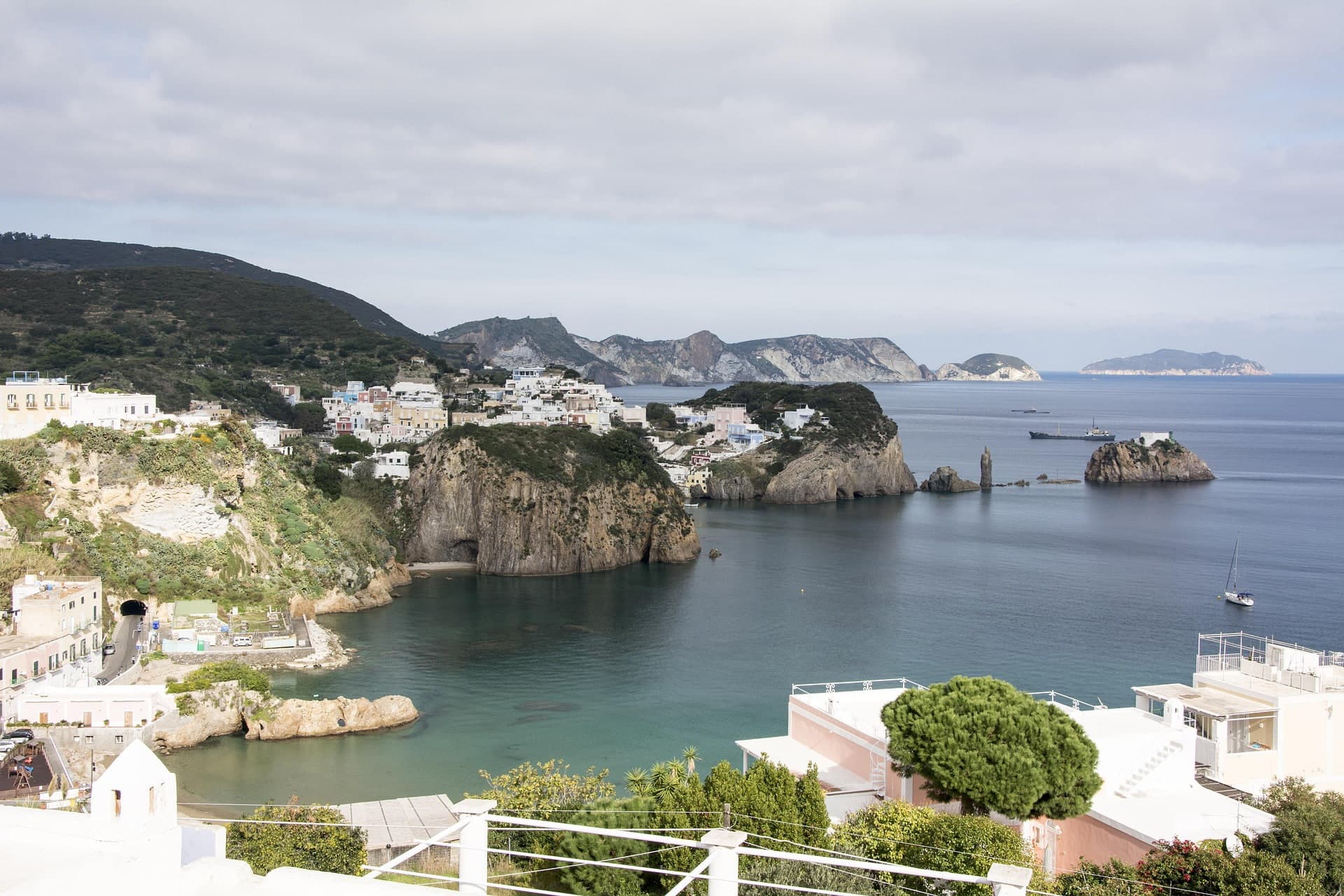 Des falaises luxuriantes déchirées au-dessus d'une mer bleu marine.