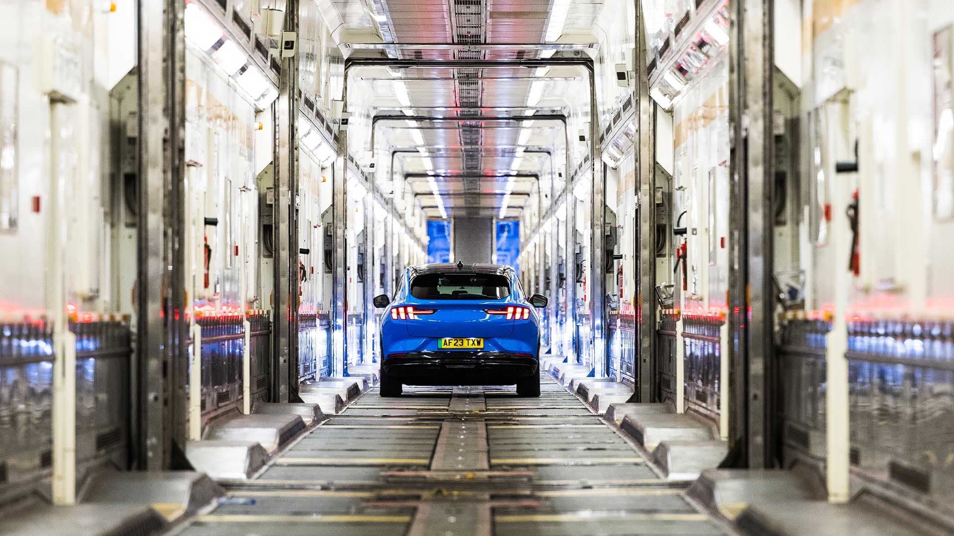 Ein blauer Wagen fährt durch das unterirdische Bahnsystem von LeShuttle.