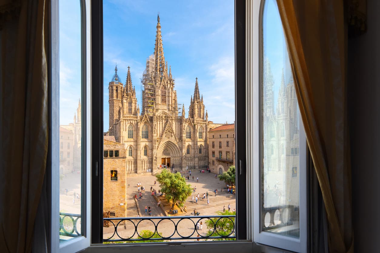 Katedrala La Seu na najvećem španjolskom otoku Mallorci u Palma De Mallorci kroz otvoren prozor.