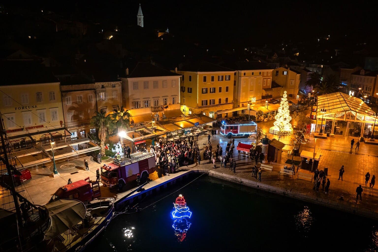 Pogled iz zraka na potapanje bora na otoku Lošinju.