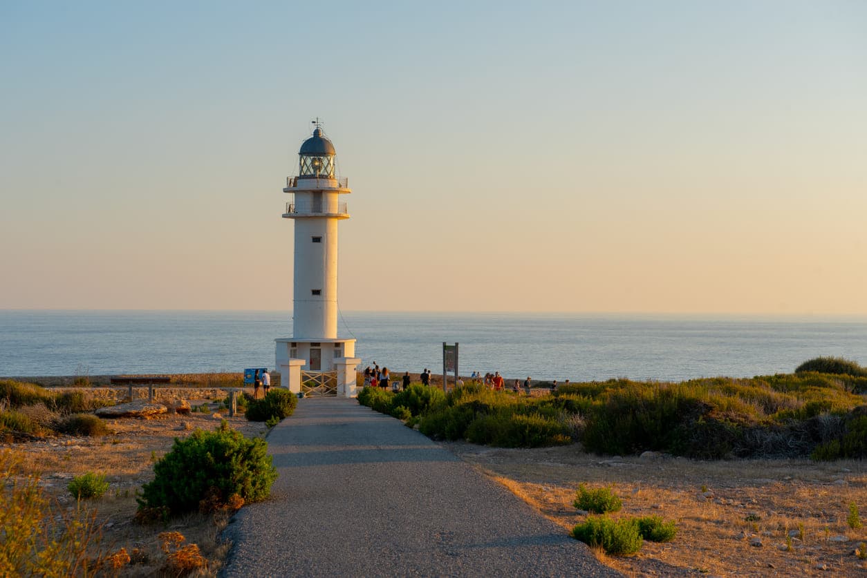 Svjetionik Cap de Barbaria na zalasku sunca na španjolskom otoku Formenteri.
