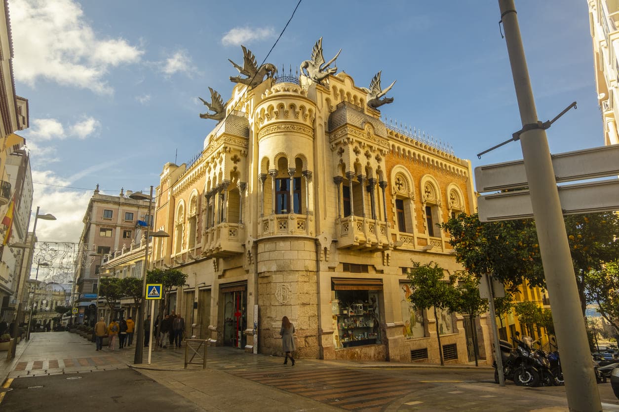 Zgrada Casa de los Dragones žute boje s četiri skulpture zmaja na krovu u španjolskom gradu Ceuti u Africi.