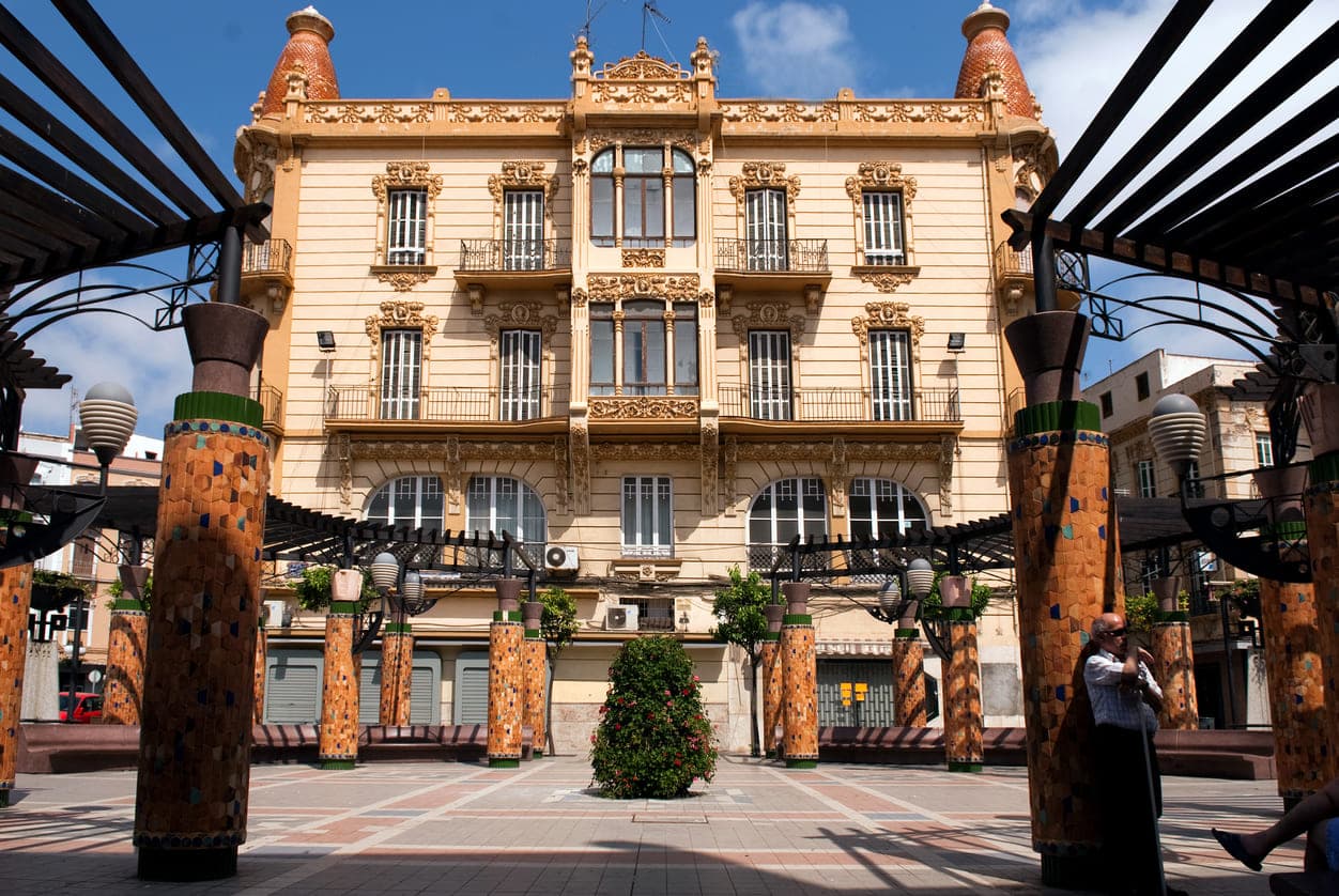 Art deco ukrašena zgrada Edificio La Reconquista arhitekta Enriquea Nieta u španjolskom gradu Melilla u Africi.