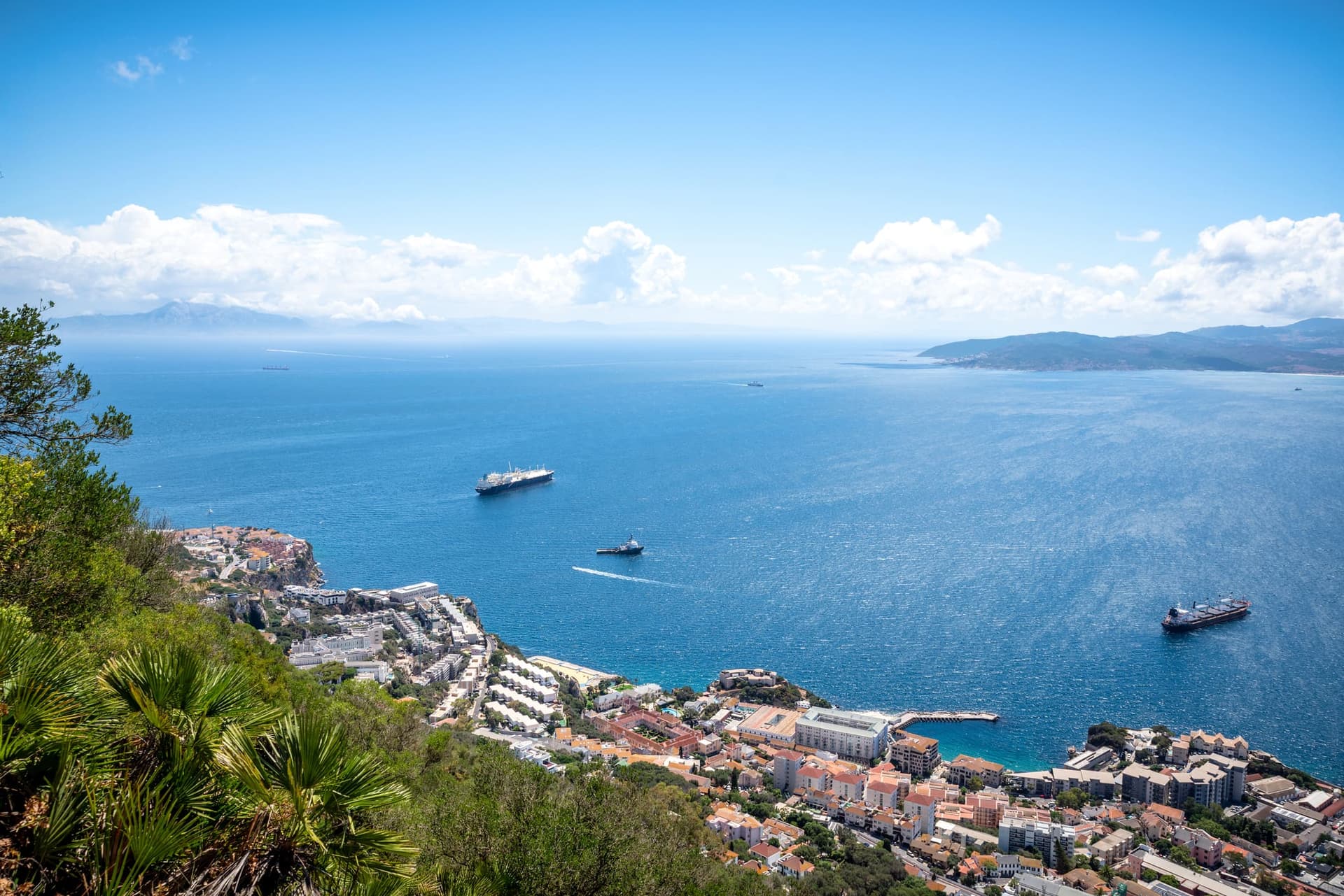 Une vue panoramique du Détroit de Gibraltar avec des ferries sur l'eau bleu azur.