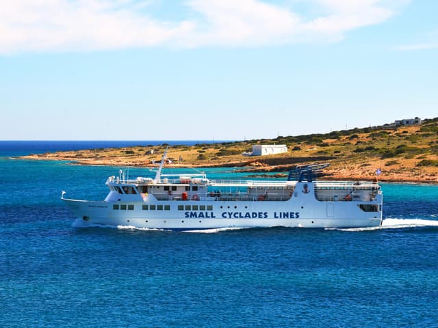 Le navire de Small Cyclades Lines, Express Skopelitis, sur les eaux bleu azur