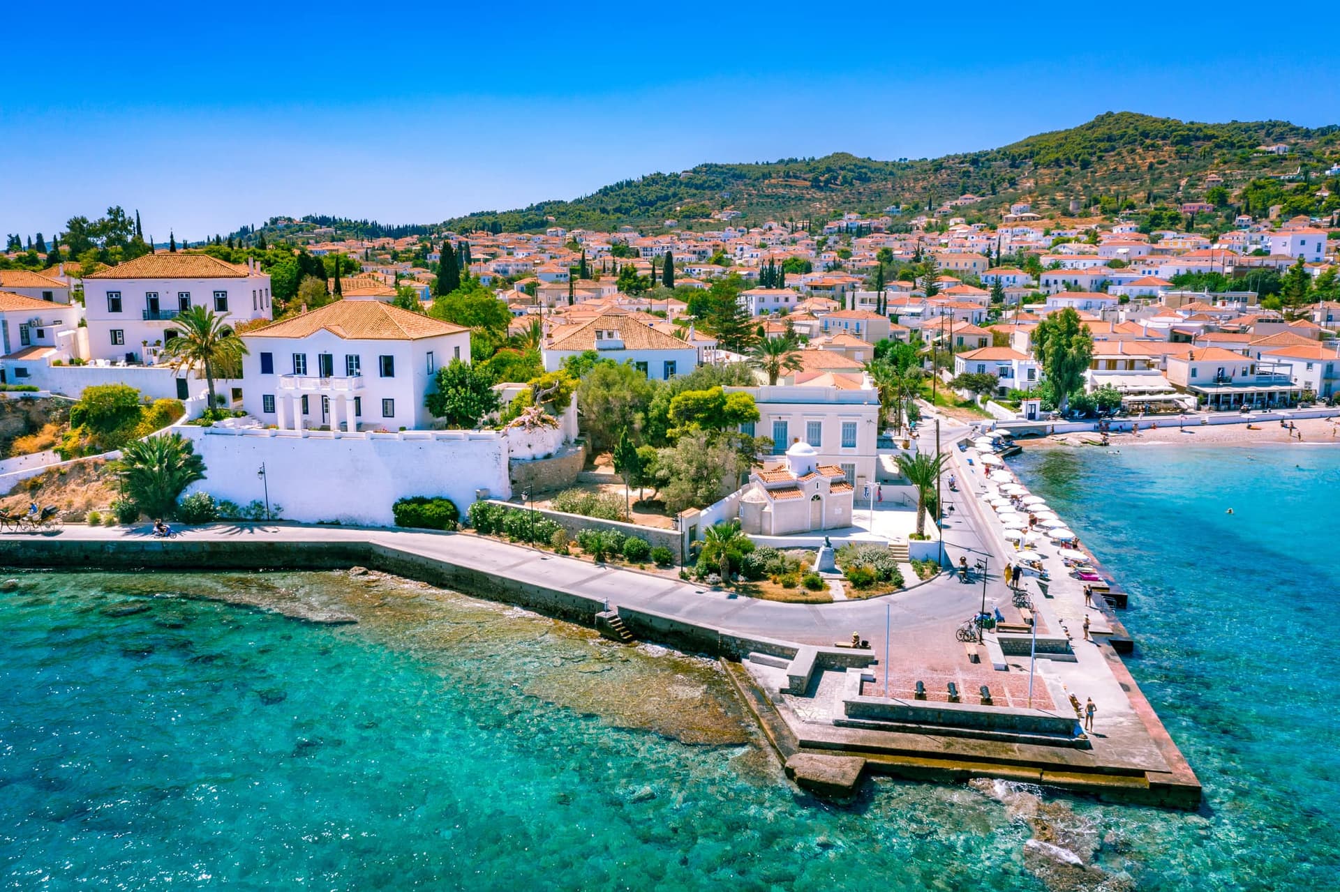 Παραθαλάσσια όψη του νησιού των Σπετσών, με τα αρχοντικά νεοκλασικά σπίτια.