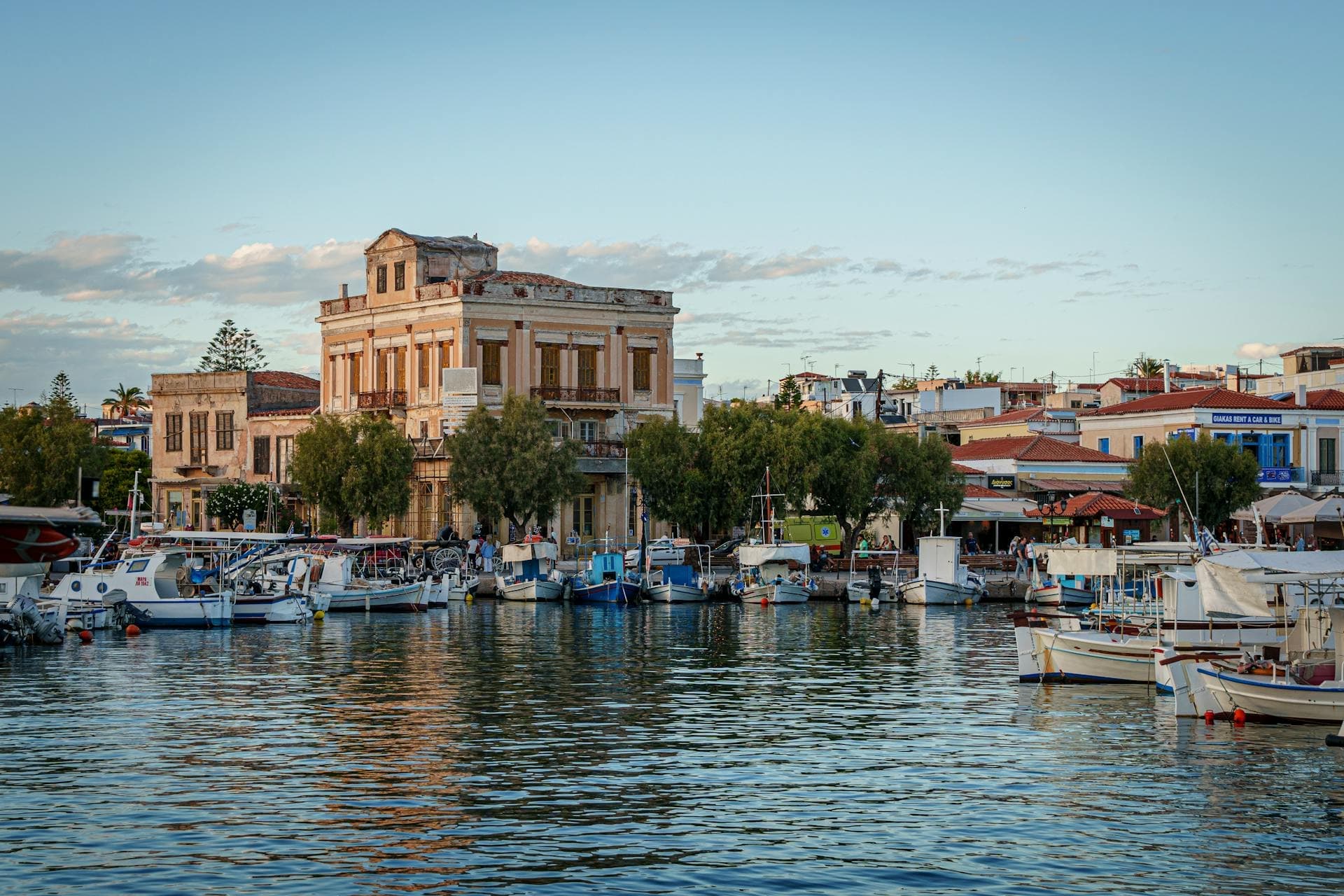 Η γραφική παραλία της Αίγινας με τα παραδοσιακά καΐκια και τα νεοκλασικά κτίρια