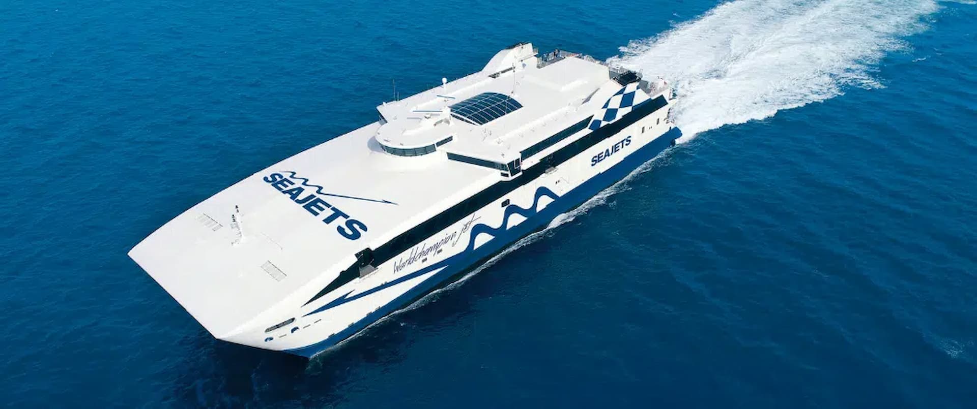 Le WorldChampion Jet de SeaJets file à toute allure sur les eaux cristallines de la mer Égée.