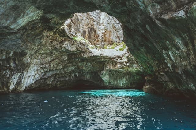 Grotta marina illuminata dalla luce naturale a Marettimo, isola Egadi in provincia di Trapani