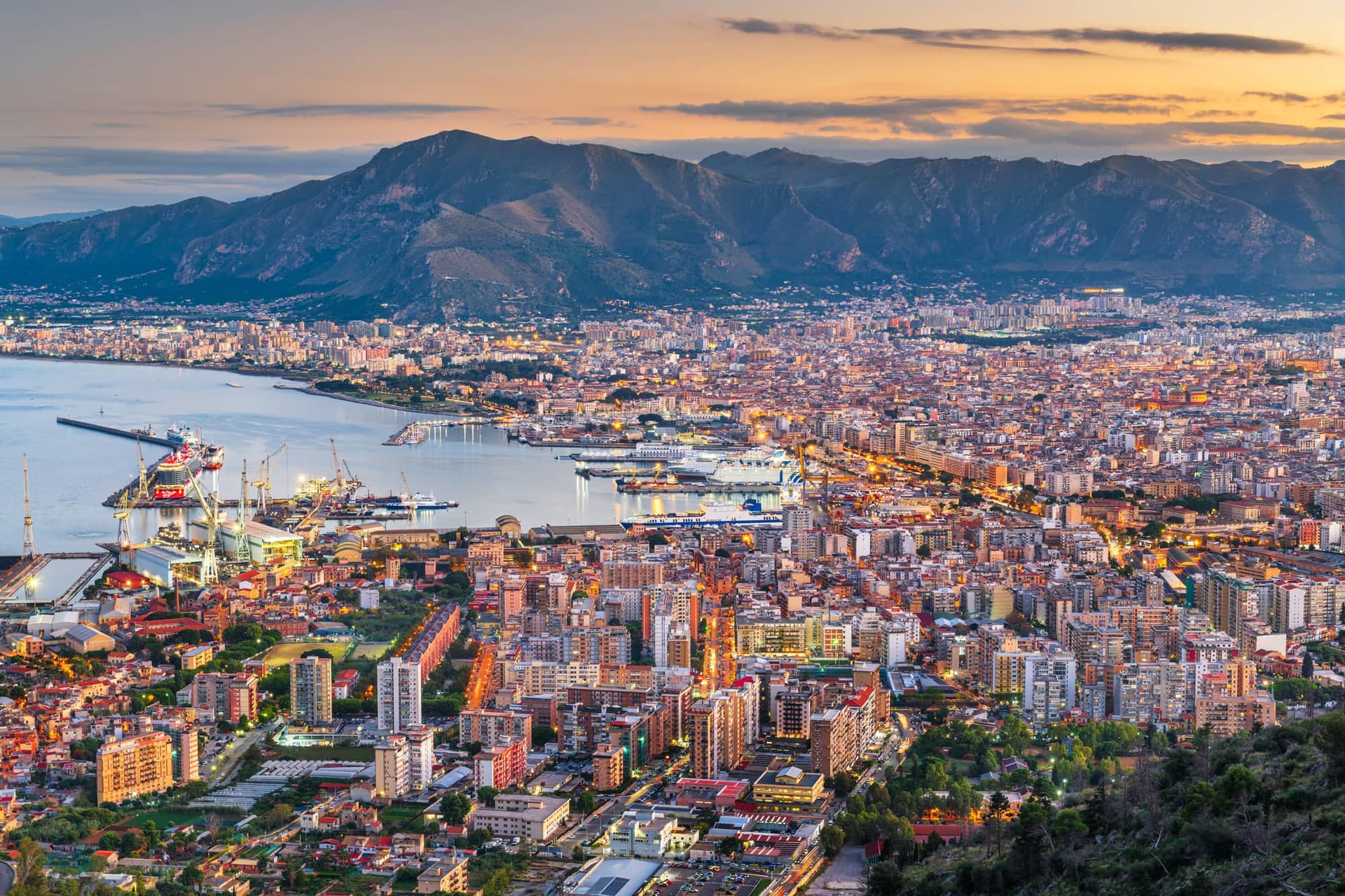 Le soleil se couche sur la ville de Palerme, au pied des montagnes