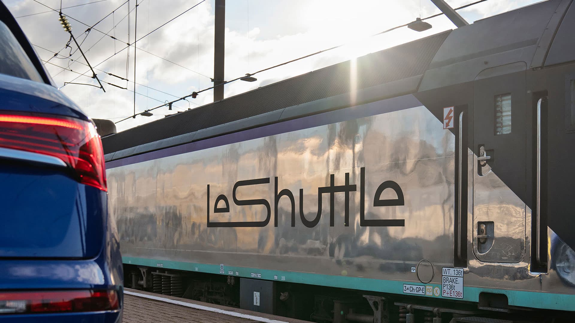 Der Zug von LeShuttle strahlt in der Sonne am Folkestone Terminal.