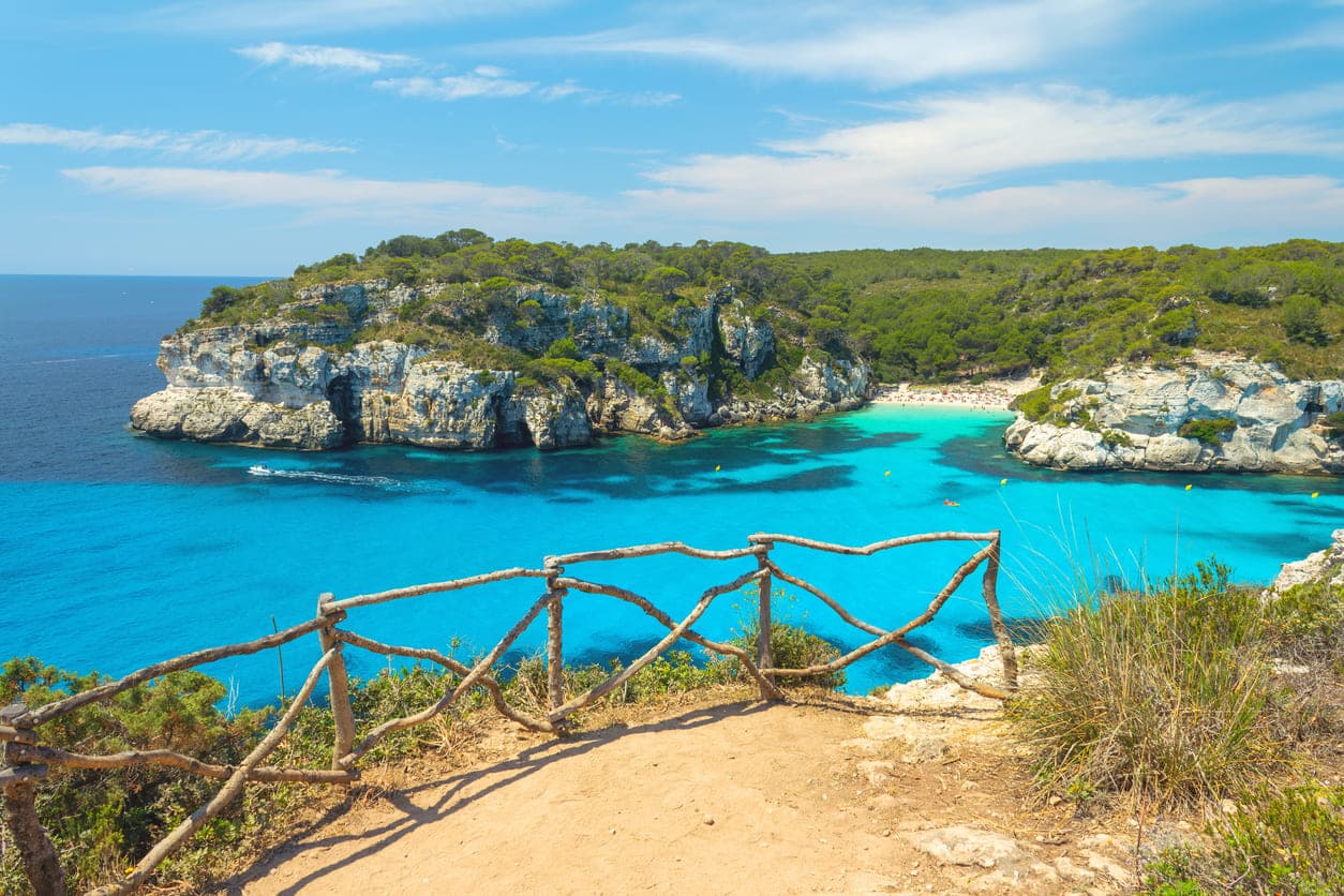 Pogled na plažu Cala Macarelleta s plaže Cala Macarella na otoku Menorci u Španjolskoj.