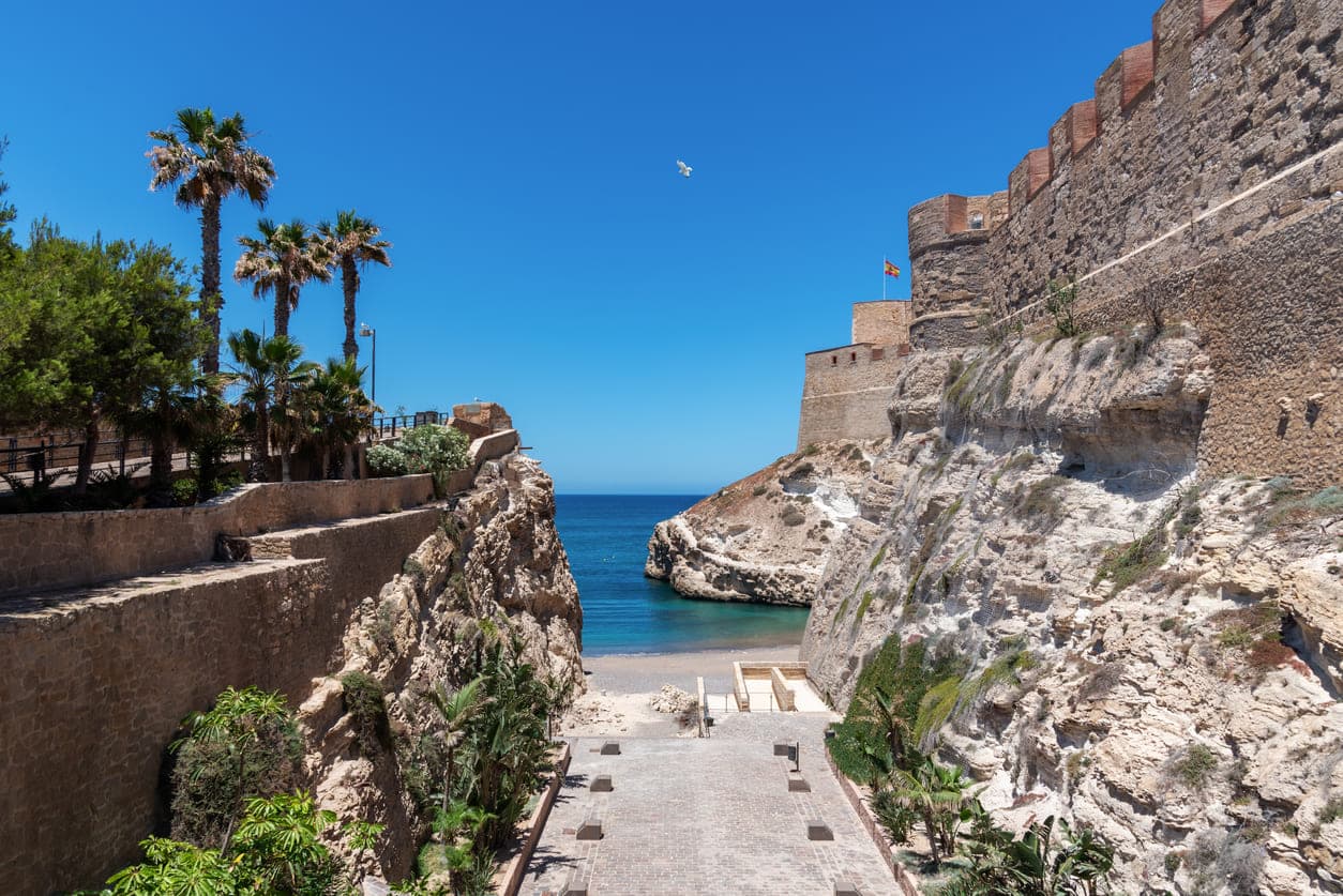 Plaža Ensenada de los Galapago skrivena pokraj zidina starog grada u španjolskom gradu Melilli u Africi.