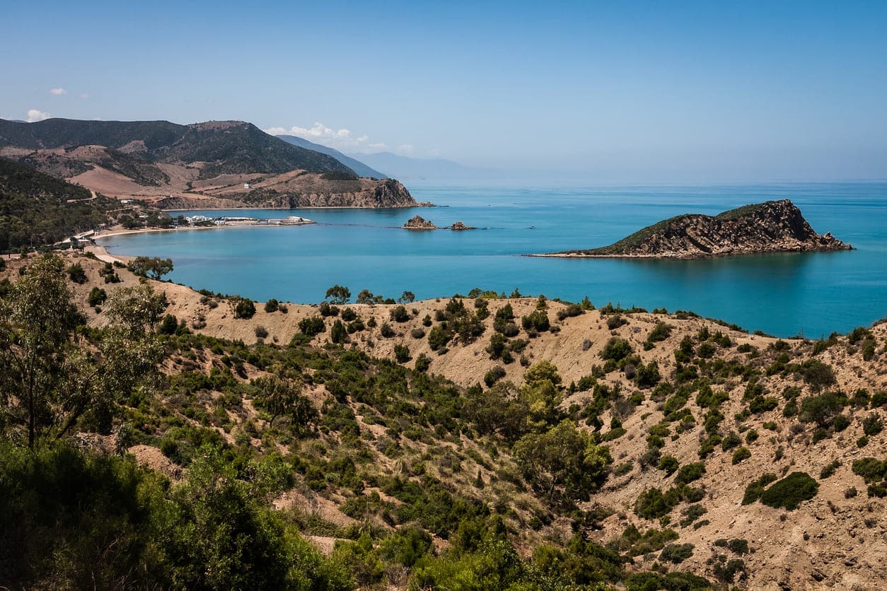 Pogled na zaljev i netaknutu uvalu Cala Iris u Al-Hoceimi u Maroku.