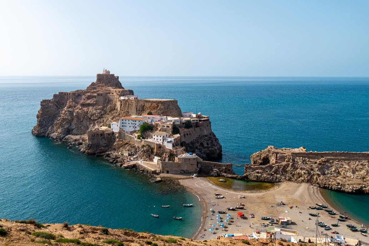 Španjolski otočić i utvrda Peñón de Alhucemas u marokanskom gradu Al-Hoceima okružen morem.