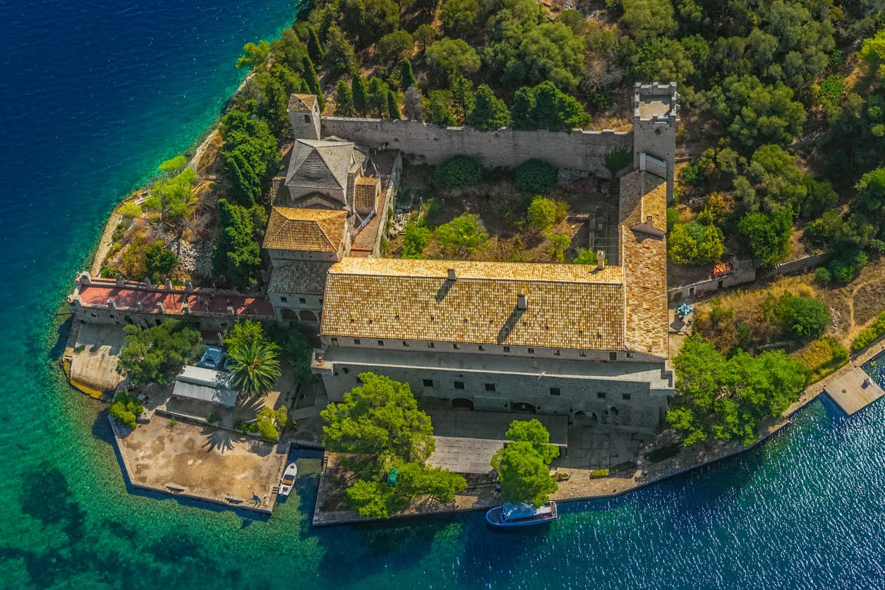 Benediktinski samostan na otoku Svete Marije u Velikom jezeru u sklopu Nacionalnog parka Mljet forografiran iz zraka.